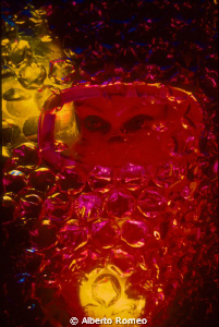 Plastic bubbles, eyes and colored light.
NO P.S. by Alberto Romeo 
